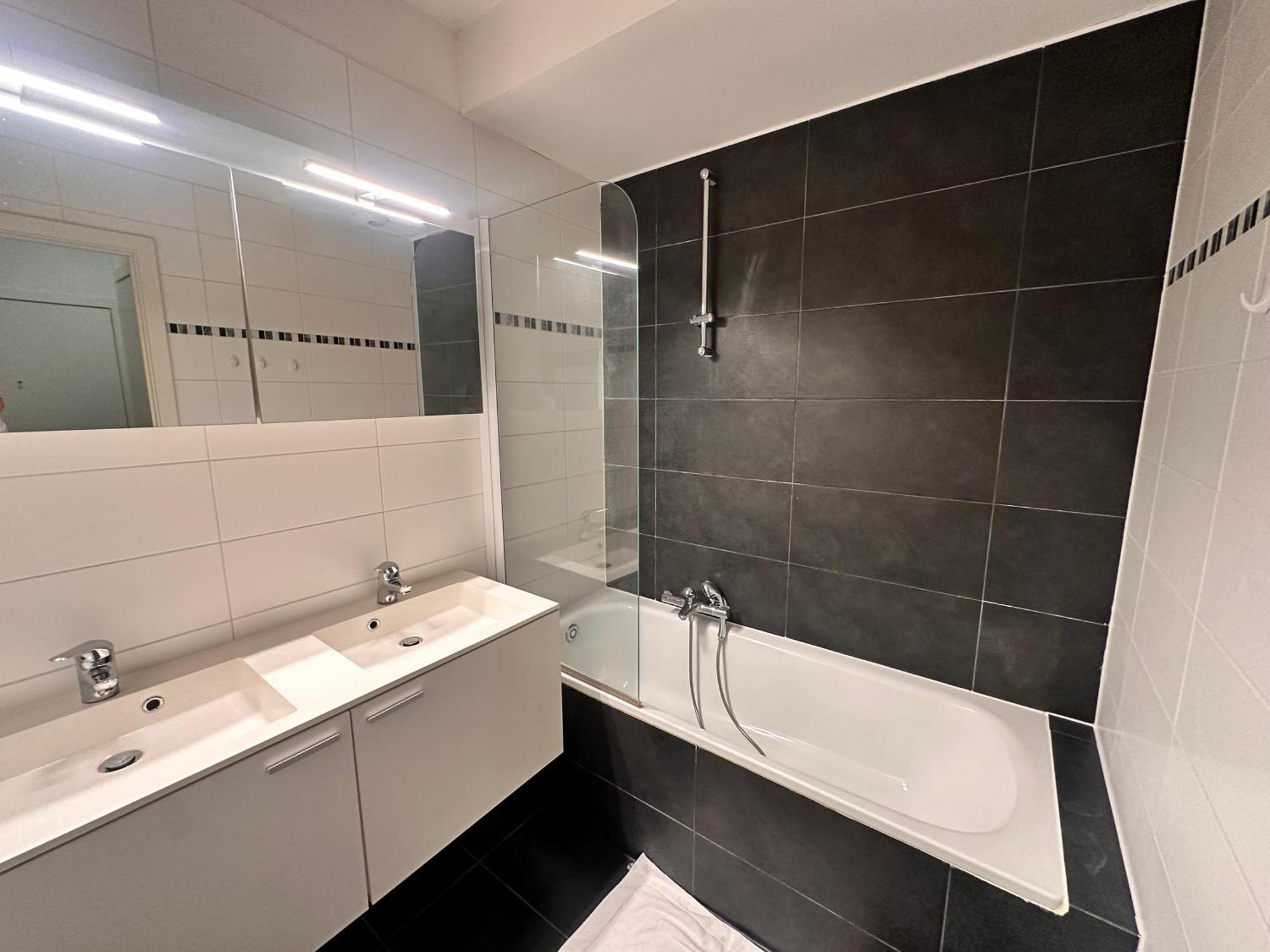 Cosy 2 Bedroom Apartment In City Center Брюссель Экстерьер фото